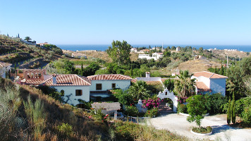 Foto aller Gebäude der Finca von der Anhöhe aus, mit dem Mittelmeer im Hintergrund